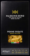 Massimo Zero Gluteeniton Penne Rigate; musta rasia Massimo Zero -gluteenitonta penne rigate -pastaa, 400 g, ikkuna näyttää pastan sisällä; rasia suorakaiteen muotoinen mattapinnalla kultaisin ja valkoisin tehostein; groteskityyppografiaa etiketöinnissä; italiankielinen teksti ja kuvakkeet mainitsevat gluteenittoman ja munattoman valmistuksen omassa tuotantotilassa; tausta tasainen valkoinen, tuote kuvattu edestä.