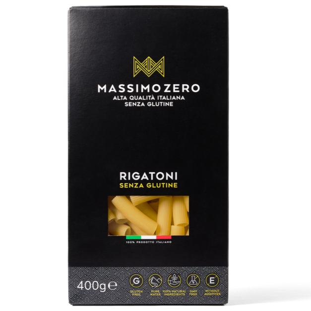 Massimo Zero Gluteeniton Rigatoni; musta laatikko Massimo Zero -gluteenitonta rigatonipastaa, pienestä ikkunasta näkyy pasta sisällä; pakkaus on suorakulmainen mattapinnalla, siinä lukee ”400g” ja alaosassa sertifikaattikuvakkeita; Massimo Zero -logo ja tuotenimi selkeällä, modernilla kirjasintyylillä etupuolella; ei ihmisiä tai käsiä näkyvissä, tausta yksivärinen ilman lisäelementtejä.
