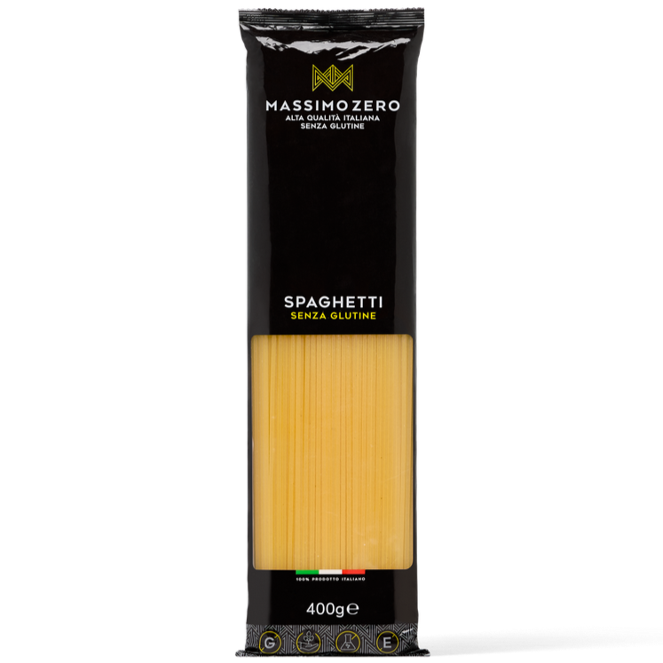 Massimo Zero Gluteeniton Spagetti; 400 g:n pakkaus Massimo Zero -gluteenitonta spagettia, musta ja kultainen etiketti Italian lipulla ja kirkas ikkuna, josta näkyy laadukas pasta; suorakulmainen, muoviin kääritty pakkaus on kiiltäväpintainen; etikettitekstissä merkin nimi lihavalla groteskikirjasimella, myös tuotenimi näkyvissä; tausta valkoinen, ei ihmisiä tai rekvisiittaa näkyvissä; kuva otettu suoraan edestä.