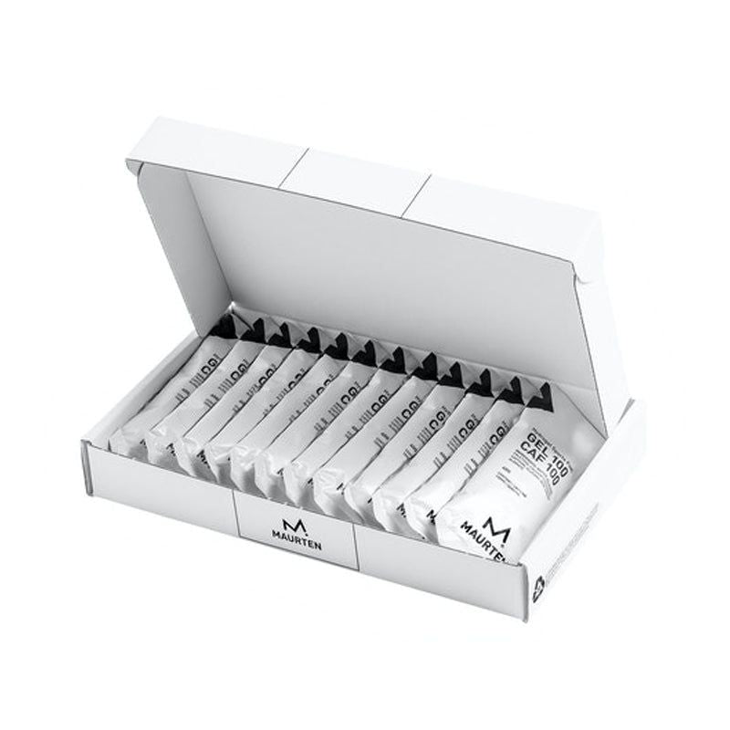 Maurten Gel 100 CAF 100 (12-pack), avoin valkoinen laatikko sisältäen useita Maurten GEL 100 -energiageelipusseja rivissä, omintakeinen musta-valkoinen pakkaus ja innovatiivinen hydrogeeliteknologia näkyvissä; laatikko suorakulmainen mattavalkoista pahvia; pussit kapeita ja joustavia mattapinnalla, lihavoitu groteskityyppinen etikointi valkoisena mustalla pohjalla; tausta vaalea ja yksinkertainen, ei ihmisiä eikä käsiä näkyvissä; kuva otettu edestä hieman ylhäältä.