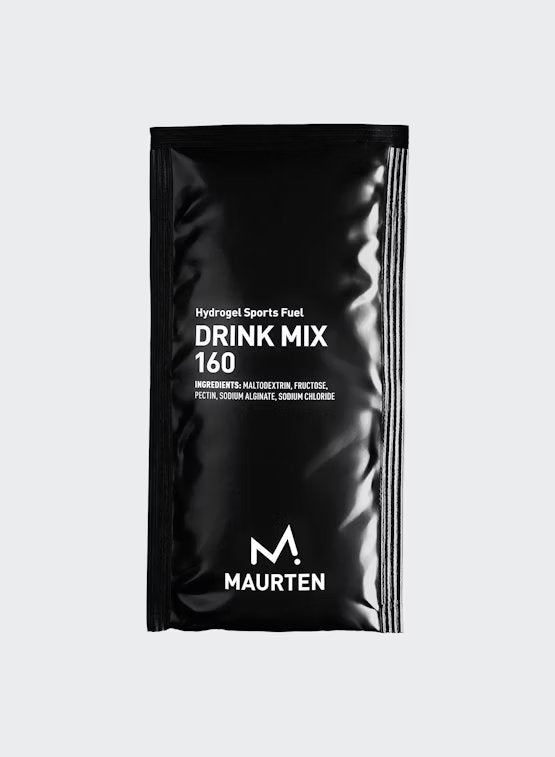 Maurten Drink Mix 160 (18-pack), musta pussi merkitty "Hydrogel Sports Fuel Drink Mix 160" Maurten-brändillä; energiajauhesekoitus sisältää ainesosia kuten maltodekstriiniä, fruktoosia, pektiiniä, natriumalginaattia ja natriumkloridia; pussi suorakulmainen mattapinnalla, yksinkertainen valkoinen groteskiteksti keskitettynä etusivulle; ei ihmisiä eikä käsiä näkyvissä; tausta valkoinen ja siisti.