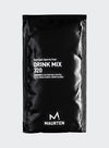 Maurten Drink Mix 320 (14-pack), musta pussi merkitty "Hydrogel Sports Fuel Drink Mix 320" Maurten-brändillä, sisältää pelkistettyä valkoista tekstiä, logon ja ainesosaluettelon yksinkertaista taustaa vasten; pakkaus suorakulmainen mattapinnalla; typografia groteskinen suuraakkosin; ei ihmisiä eikä käsiä näkyvissä; kuva näyttää koko pussin edestä huomaamatonta, yhtenäistä taustaa vasten.