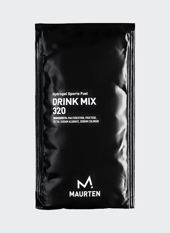 Maurten Drink Mix 320 (14-pack), musta pussi merkitty "Hydrogel Sports Fuel Drink Mix 320" Maurten-brändillä, sisältää pelkistettyä valkoista tekstiä, logon ja ainesosaluettelon yksinkertaista taustaa vasten; pakkaus suorakulmainen mattapinnalla; typografia groteskinen suuraakkosin; ei ihmisiä eikä käsiä näkyvissä; kuva näyttää koko pussin edestä huomaamatonta, yhtenäistä taustaa vasten.