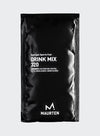 Maurten Drink Mix 320 (14-pack), musta pussi merkitty "Hydrogel Sports Fuel Drink Mix 320" Maurten-brändillä, sisältää pelkistettyä valkoista tekstiä, logon ja ainesosaluettelon yksinkertaista taustaa vasten; pakkaus suorakulmainen mattapinnalla; typografia groteskinen suuraakkosin; ei ihmisiä eikä käsiä näkyvissä; kuva näyttää koko pussin edestä huomaamatonta, yhtenäistä taustaa vasten.