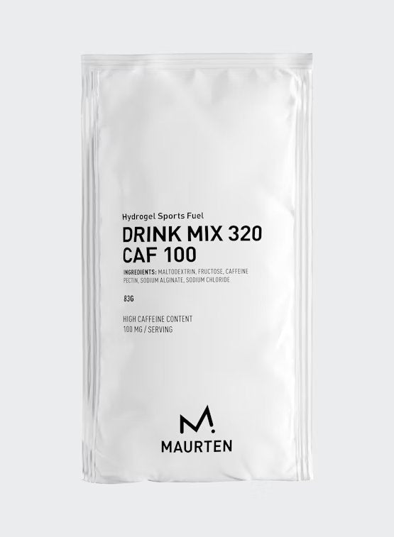 Maurten Drink Mix 320 CAF 100 (14-pack); valkoinen suorakulmainen mattapintainen pussi seisoo pystyssä yksinkertaista taustaa vasten; musta groteskiteksti kertoo "Maurten Drink Mix 320 Caf 100" lisäten pientä painatusta ainesosista ja kofeiinipitoisuudesta; Maurten-logo sijaitsee pakkauksen alaosassa; ei ihmisiä eikä käsiä näkyvissä kuvassa.