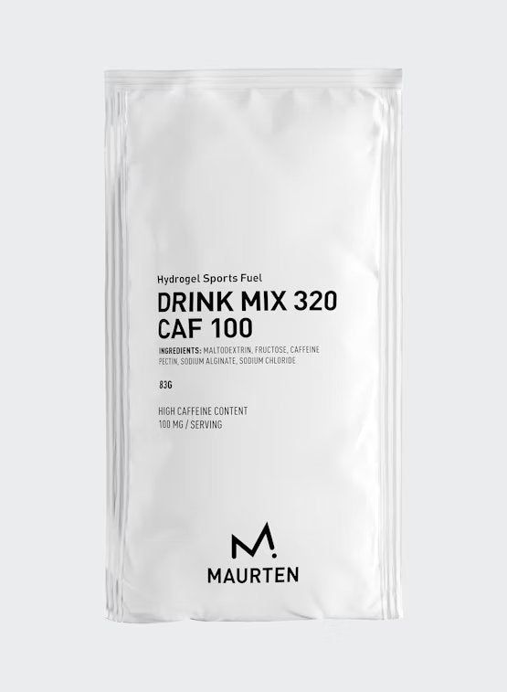 Maurten Drink Mix 320 CAF 100 (14-pack); valkoinen suorakulmainen mattapintainen pussi seisoo pystyssä yksinkertaista taustaa vasten; musta groteskiteksti kertoo "Maurten Drink Mix 320 Caf 100" lisäten pientä painatusta ainesosista ja kofeiinipitoisuudesta; Maurten-logo sijaitsee pakkauksen alaosassa; ei ihmisiä eikä käsiä näkyvissä kuvassa.