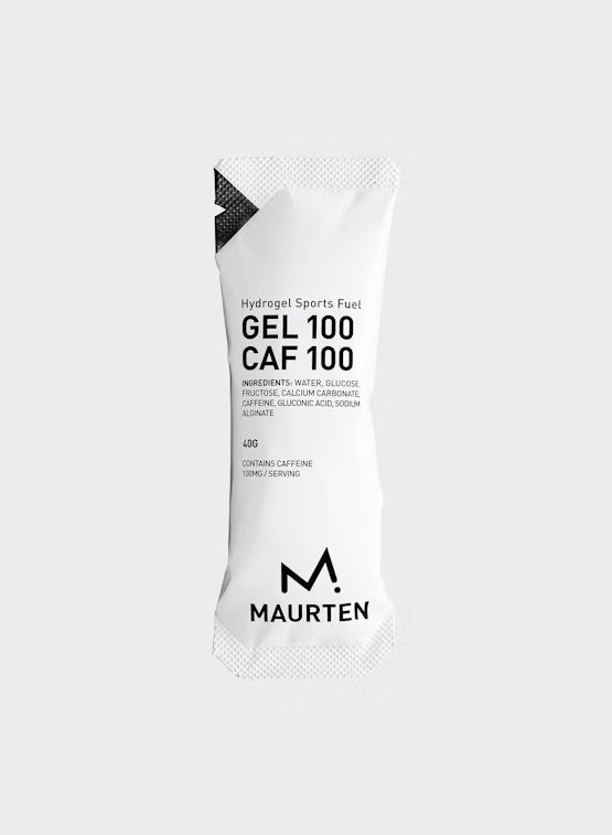 Maurten Gel 100 CAF 100 (12-pack), valkoinen pussi merkitty "Maurten Hydrogel Sports Fuel Gel 100 CAF 100", esittelee hydrogeeliteknologiaa, ainesosat ja kofeiinipitoisuus lueteltu mustalla tekstillä etusivulle; suorakulmainen pussi rypytetyin reunoin ja repäisyavauksella yläosassa; pakkaus mattapintainen; groteskinen musta typografia kaikessa näkyvässä etikettitekstissä; tausta valkoinen, ei ihmisiä eikä esineitä näkyvissä; kuva suoraviivainen lähikuva pussin etuosasta.