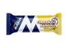 Maxim Energy Bar Chocolate Banana; käärepatukka merkitty Chocolate Banana, sini-keltaisessa pakkauksessa; kääre on mattapintainen erottuvin väril lohkoin ja lihavoidulla groteskikirjasimella tuotenimessä ja etikettitekstissä; näkyvissä ilmaisut "Before & During Training" ja "Energy Bar"; pakkaus on suorakulmainen saumatuin päin; ei ihmisiä tai käsiä näkyvissä; tausta yksivärinen, kuva näyttää koko tuotteen etupuolen.