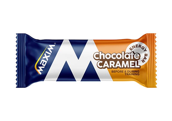 Maxim Energy Bar Chocolate Caramel; suklaa-karamelli-energiapatukka sini-valko-oranssissa kääreessä merkitty "Chocolate Caramel Energy Bar - Before & During Training", brändi MAXPW vasemmalla puolella, täynnä energiaa antavia ainesosia treeniä varten; kääre on kiiltäväpintainen ja suorakulmainen; typografia on lihavoitua ja selkeää; ei ihmisiä tai käsiä näkyvissä; tuote kuvattu yksivärisellä taustalla tavanomaisessa tuotekuvassa.