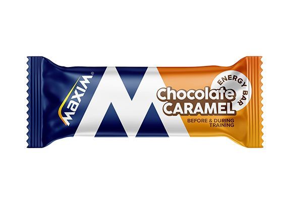Maxim Energy Bar Chocolate Caramel; suklaa-karamelli-energiapatukka sini-valko-oranssissa kääreessä merkitty "Chocolate Caramel Energy Bar - Before & During Training", brändi MAXPW vasemmalla puolella, täynnä energiaa antavia ainesosia treeniä varten; kääre on kiiltäväpintainen ja suorakulmainen; typografia on lihavoitua ja selkeää; ei ihmisiä tai käsiä näkyvissä; tuote kuvattu yksivärisellä taustalla tavanomaisessa tuotekuvassa.