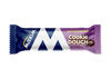 Maxim Soft Protein Bar Cookie Dough; keksitaikina-proteiinipatukka suorakulmaisessa sini-violetissa muovipakkauksessa kiiltäväpinnalla; etuosassa lihavoitua groteskitekstiä "No Added Sugar" ja "15g Protein"; tuotenimi näkyy valkoisena tummalla pohjalla; ei ihmisiä tai käsiä näkyvissä; tausta yksivärinen, tuote keskitettynä kuvaan.