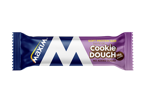 Maxim Soft Protein Bar Cookie Dough; keksitaikina-proteiinipatukka suorakulmaisessa sini-violetissa muovipakkauksessa kiiltäväpinnalla; etuosassa lihavoitua groteskitekstiä "No Added Sugar" ja "15g Protein"; tuotenimi näkyy valkoisena tummalla pohjalla; ei ihmisiä tai käsiä näkyvissä; tausta yksivärinen, tuote keskitettynä kuvaan.