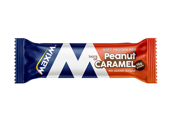 Maxim Soft Protein Bar Peanut Caramel; maapähkinä-karamelli-proteiinipatukka sini-valko-oranssissa pakkauksessa; kääre on suorakulmainen kiiltäväpinnalla; luettavassa tekstissä lukee "Soft Protein Bar", "Peanut Caramel", "No Added Sugar", "16g Protein"; tuote kuvattu neutraalilla taustalla, ei ihmisiä tai käsiä näkyvissä, näkyy vain patukka pakkauksessaan.