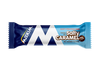 Maxim Soft Protein Bar Salty Caramel; suolainen karamelli-proteiinipatukka sinisessä pakkauksessa lihavoidulla valkoisella M-kirjaimella ja tekstillä "No Added Sugar" ja "15g Protein"; kääre on suorakulmainen mattapinnalla, pääosin sininen valko- ja karamellinvärisin yksityiskohdin; typografia on lihavoitua groteskia; tuote lepää yksivärisellä taustalla, ei ihmisiä tai käsiä näkyvissä, kuvattu ylhäältä lähietäisyydeltä.