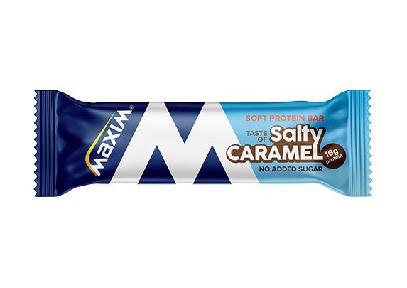 Maxim Soft Protein Bar Salty Caramel; suolainen karamelli-proteiinipatukka sinisessä pakkauksessa lihavoidulla valkoisella M-kirjaimella ja tekstillä "No Added Sugar" ja "15g Protein"; kääre on suorakulmainen mattapinnalla, pääosin sininen valko- ja karamellinvärisin yksityiskohdin; typografia on lihavoitua groteskia; tuote lepää yksivärisellä taustalla, ei ihmisiä tai käsiä näkyvissä, kuvattu ylhäältä lähietäisyydeltä.