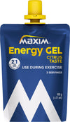 Maxim Energy Gel Citrus Taste; sininen pussi Maxim Energy Gel -energiageeliä keltaisella korkilla; joustava mattapintainen muovipakkaus puristettavassa muodossa nokalla; suuri groteski- ja kapea kirjasintyyli valkoisena ja keltaisena; teksti kertoo sitruksen maun, käytön liikunnan aikana, 3 annosta, 100 g (77 ml) sekä 2:1 hiilihydraattisuhteen optimaaliseen suoritukseen; alaosassa valkoinen M-tunnus; neutraali tausta, ei ihmisiä kuvassa.