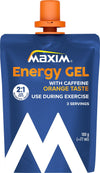 Maxim Energy Gel Orange Taste; sininen pussi Maxim Energy Gel -energiageeliä kofeiinilla ja appelsiinin maulla, tarkoitettu käytettäväksi liikunnan aikana; joustava kiiltäväpintainen muovi muotoillulla nokalla ja kirkkaanoranssilla korkilla, suorakulmainen pyöristetyin kulmin; painettu valkoinen ja keltainen groteskiteksti kertoo 3 annosta, 100 g ja 2:1 hiilihydraattisuhteen; vaalea tausta, tuote kokonaisuudessaan näkyvissä.