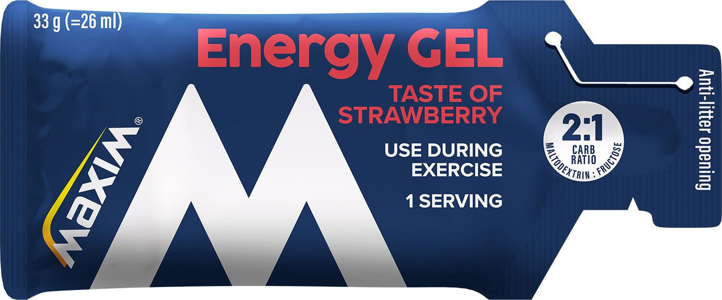 Maxim Energy Gel Strawberry; energiageelipussi mansikan maulla, sininen ulkoasu punaisin ja valkoisin tekstein ilmoittaen käytön liikunnan aikana, 1 annos, 2:1 hiilihydraattisuhde sekä roskaton avausmekanismi; joustava suorakulmainen pussi lovetulla avausreunalla, kiiltäväpintainen, teksti lihavoidulla groteskikirjasimella; vaalea tausta, ei ihmisiä tai esineitä, lähikuva.