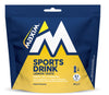 Maxim Sports Drink Fresh Lemon; sininen ja keltainen jauhepussi Maxifuel-urheilujuomaa sitruunanmaussa; suuri valkoinen "M"-kirjain etupuolella, pussi mattapintainen joustava suorakulmainen uudelleensuljettavalla yläosalla; kuvakkeet vesipullosta ja mittalusikasta; luettava teksti nesteytyshyödyistä, nopeasta imeytymisestä, elektrolyyteistä suorituskyvyn parantamiseksi, hiilihydraattisuhteesta 2:1 ja nettopainosta 400 g; vaalea tausta, ei ihmisiä kuvassa.