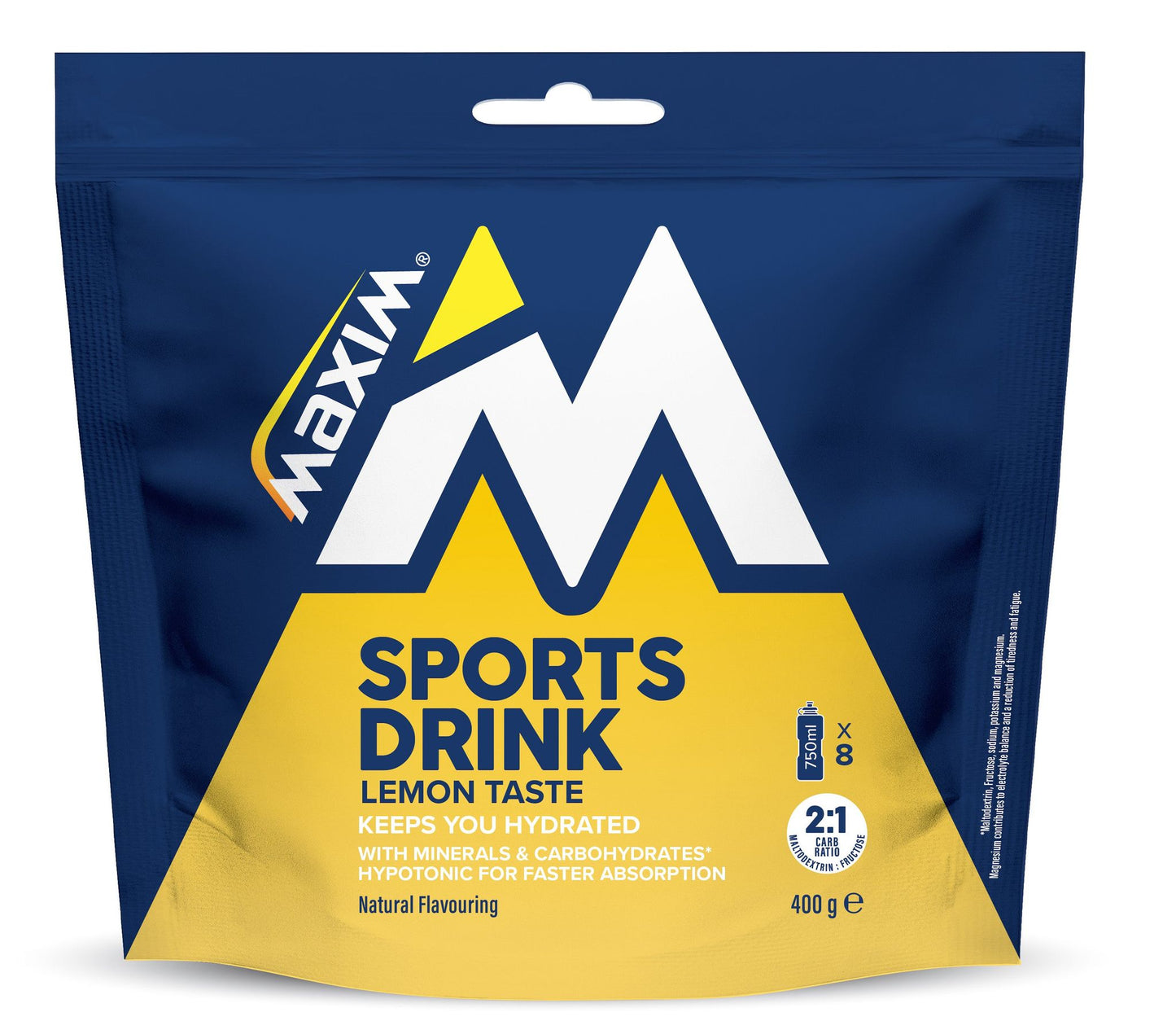 Maxim Sports Drink Fresh Lemon; sininen ja keltainen jauhepussi Maxifuel-urheilujuomaa sitruunanmaussa; suuri valkoinen "M"-kirjain etupuolella, pussi mattapintainen joustava suorakulmainen uudelleensuljettavalla yläosalla; kuvakkeet vesipullosta ja mittalusikasta; luettava teksti nesteytyshyödyistä, nopeasta imeytymisestä, elektrolyyteistä suorituskyvyn parantamiseksi, hiilihydraattisuhteesta 2:1 ja nettopainosta 400 g; vaalea tausta, ei ihmisiä kuvassa.