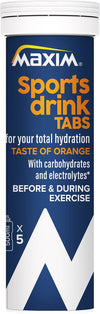 Maxim Total Hydration Orange; muoviputkilo tekstillä "Maxim Sports Drink Tabs", raikas appelsiininmaku, sisältää hiilihydraatteja ja elektrolyyttejä nesteytyksen tueksi ennen liikuntaa ja sen aikana; putkilo sylinterinmuotoinen pääosin sininen ja oranssi lihavoiduin valkoisin groteskitekstein; pinta kiiltäväpintainen; vaalea tausta, ei ihmisiä tai käsiä kuvassa, keskikokoinen tuotekuva.
