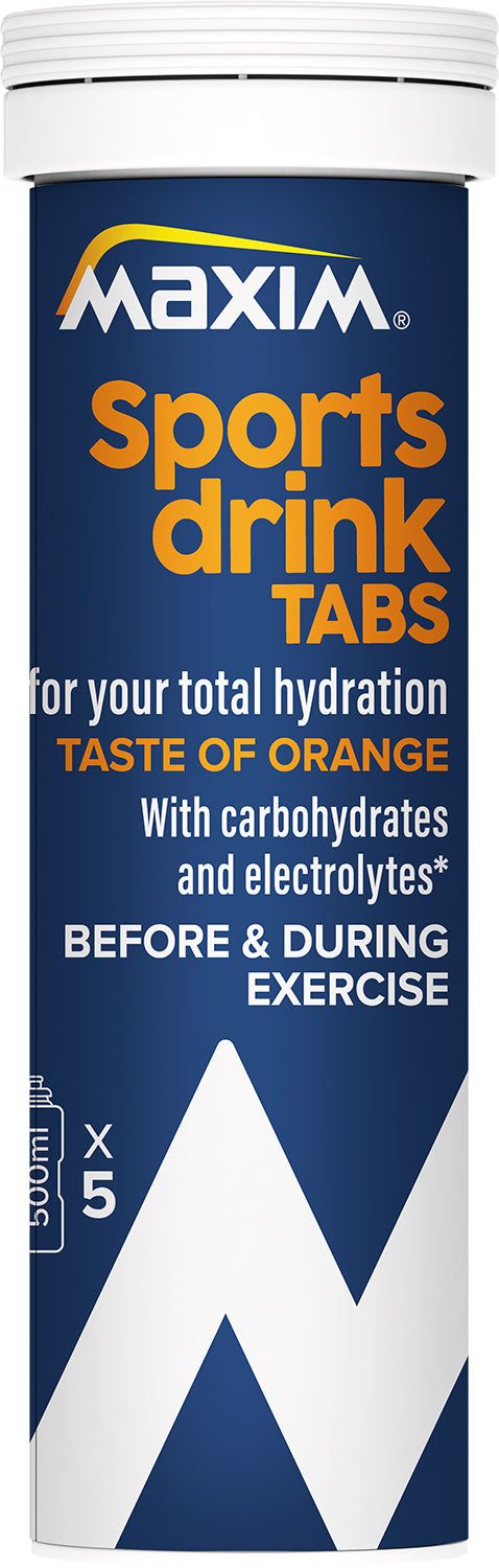 Maxim Total Hydration Orange; muoviputkilo tekstillä "Maxim Sports Drink Tabs", raikas appelsiininmaku, sisältää hiilihydraatteja ja elektrolyyttejä nesteytyksen tueksi ennen liikuntaa ja sen aikana; putkilo sylinterinmuotoinen pääosin sininen ja oranssi lihavoiduin valkoisin groteskitekstein; pinta kiiltäväpintainen; vaalea tausta, ei ihmisiä tai käsiä kuvassa, keskikokoinen tuotekuva.