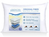 Mediflow Vesityyny; Mediflow Original Fiber Water Pillow valkoisena ilman näkyvää pakkausta, suorakaiteen muotoinen sileällä mattapinnalla; kiinnitetty etiketti kertoo säädettävästä kovuudesta ja vesipohjateknologiasta; etiketissä kaavioita tyynyn sisäkerroksista ja kuvituksia nukkuma-asennoista; ei ihmisiä tai käsiä; vaalea tausta, tuote täysin näkyvissä kuvassa.