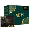 Metsä Health Mänty Pakuri; rasia ja annospussi METSA Health Mänty Pakuri -ravintolisää; molemmissa tummanvihreä tausta mattapinnalla ja selkeitä kultaisia puun vuosirengaskuvioita; rasia suorakaiteen muotoinen, annospussi kapea; yksinkertaista valkoista groteskityyppografiaa tuotenimelle ja brändille; ei ihmisiä tai muita esineitä; studiokuva tasaisella taustalla.