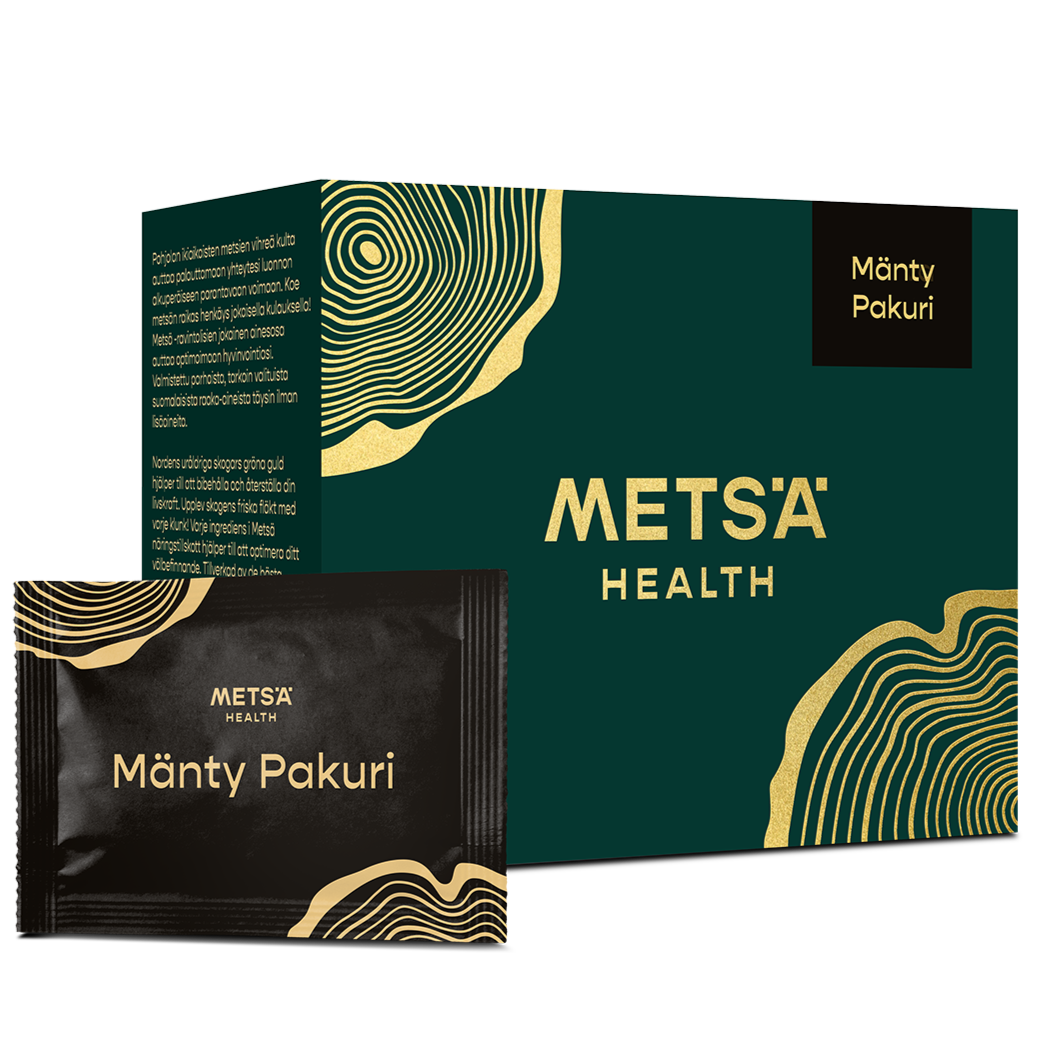 Metsä Health Mänty Pakuri; rasia ja annospussi METSA Health Mänty Pakuri -ravintolisää; molemmissa tummanvihreä tausta mattapinnalla ja selkeitä kultaisia puun vuosirengaskuvioita; rasia suorakaiteen muotoinen, annospussi kapea; yksinkertaista valkoista groteskityyppografiaa tuotenimelle ja brändille; ei ihmisiä tai muita esineitä; studiokuva tasaisella taustalla.
