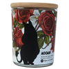 MiLu Muumi Tuoksukynttilä Candle Rose & Vanilla: lasipurkkikynttilä puukannella, koristeltu punaisin ruusuin ja vihrein lehdin; mustan Muumi-hahmon siluetti keskellä etuosaa; etiketissä selkeä groteskiteksti: "MOOMIN scented wax candle rose & vanilla, blending floral and sweet aromas for a cozy atmosphere"; muuta pakkausta kuin purkki ei näy; neutraali tausta, ei ihmisiä tai käsiä näkyvissä.