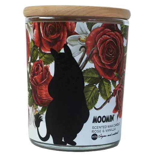MiLu Muumi Tuoksukynttilä Candle Rose & Vanilla: lasipurkkikynttilä puukannella, koristeltu punaisin ruusuin ja vihrein lehdin; mustan Muumi-hahmon siluetti keskellä etuosaa; etiketissä selkeä groteskiteksti: "MOOMIN scented wax candle rose & vanilla, blending floral and sweet aromas for a cozy atmosphere"; muuta pakkausta kuin purkki ei näy; neutraali tausta, ei ihmisiä tai käsiä näkyvissä.