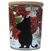 MiLu Muumi Tuoksukynttilä Candle Rose & Vanilla: lasipurkkikynttilä puukannella, koristeltu punaisin ruusuin, valkoisin kukin ja mustalla suositun Muumi-hahmon siluetilla etuosassa; sylinterimäinen purkki on kirkas ja sileäpintainen, ilman näkyvää etikettitekstiä; muuta pakkausta ei näy; tausta on kokonaan valkoinen, ei ihmisiä tai käsiä näkyvissä.