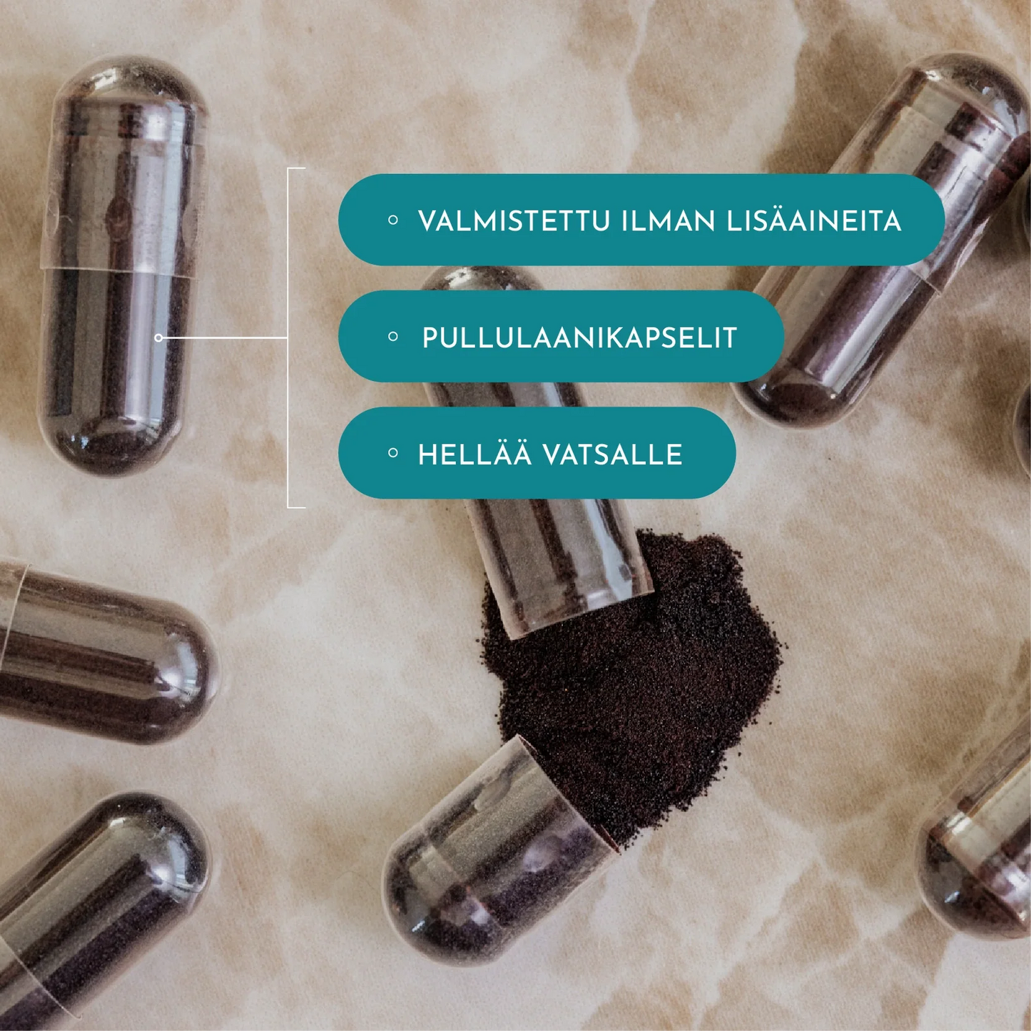 Mini Ferrum Feméa Hemirautakapselit; useita tummia kapseleita vaalealla pinnalla, yksi avattu ja jauhetta läikkyneenä; kapselit sileäpintaisia sylinterin muotoisia, ei näkyvää pakkausta; kolme turkoosia keskustelukuplan muotoista tekstilaatikkoa näyttävät suomenkieliset ilmaukset: Valmistettu ilman lisäaineita; Pullulaanikapselit; Hellää vatsalle; ei ihmisiä tai käsiä tässä lähikuvassa.