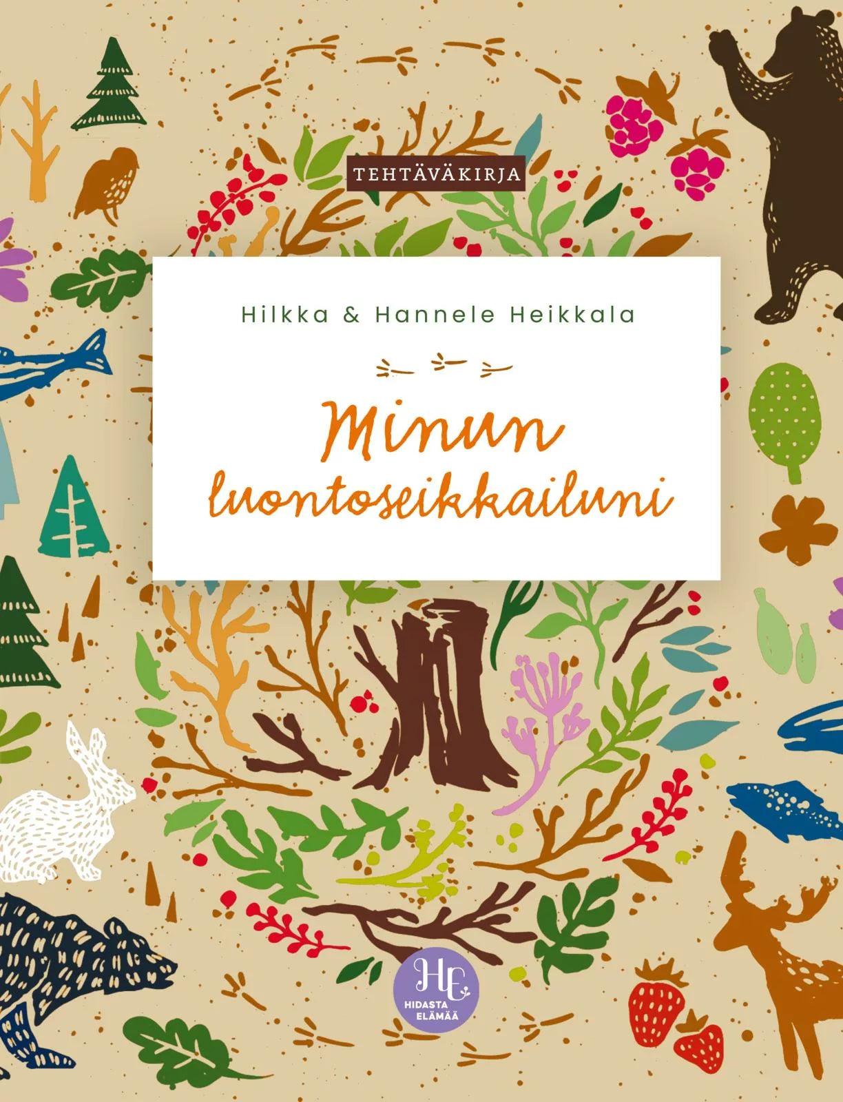 Minun luontoseikkailuni; värikäs suomenkielinen lasten aktiviteettikirjan kansi metsäneläimin, puin, lehdin ja lintuin; otsikko kuuluu ”Minun luontoseikkailuni” tekijöinä Hilkka & Hannele Heikkala; mattapaperinen kansi suorakaiteen muotoisena, ei näkyvää pakkausta; otsikko suurella pyöristetyllä tikkukirjasimella yläkeskellä; tausta tiheästi kuvitettu luontomaisema leikkisällä tyylillä; ei ihmisiä tai käsiä kuvassa.