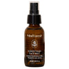 Moi Forest Rain Face Mist; ruskea muovinen suihkepullo mattapinnalla, lieriön muotoinen ja musta pumppusuihkutin; etiketissä teksti "Moi Forest Forest Rain Face Mist" sekä kosteutuksesta, rauhoittavuudesta, uudistumisesta ja stressiä vähentävistä hyödyistä kertova teksti, sisältö 60 ml; typografia siistiä ja sans-serifiä; ei ihmisiä tai muita esineitä kuvassa, kuvattu neutraalia taustaa vasten.