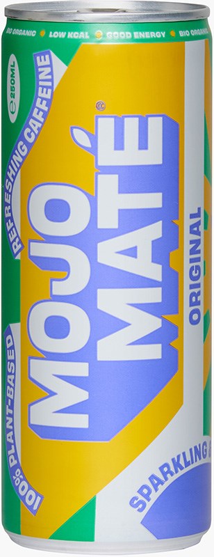 Mojo Mate Luomu Matejuoma Original; tölkki Mojo Maté Original -kuohuvaa juomaa; tölkki lieriömäinen mattapinnalla, väreinä vihreä, keltainen ja valkoinen; etiketissä lohko- ja pyöreähköä typografiaa; näkyvässä tekstissä ”Refreshing Caffeine”, ”100% Plant-Based ingredients”, ”Low Kcal content” ja ”Good Energy”; kuva näyttää vain tuotteen tasaisella taustalla.