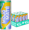 Mojo Mate Luomu Matejuoma Original; suuri tölkki ja tarjotin Mojo Maté Original -kuohuvaa juomaa eloisin keltaisin ja sinisin brändielementein sekä lihavoidulla valkoisella tekstillä; lieriömäiset tölkit metallisella pinnalla aseteltu pystyyn avonaiseen pahvitarjottimeen; kirjasintyyppi paksu ja tikkukirjasin; luettavassa etiketissä lukee ”Mojo Maté”; tausta tasainen ja vaalea; ei ihmisiä tai käsiä kuvassa; laaja tuotekuva.