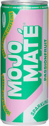 Mojo Mate Luomu Matejuoma Passiohedelmä; korkea, sylinterinmuotoinen tölkki, pinta matta, kuvitus voimakkaan pinkki ja vihreä; tölkissä lukee valkoisella groteskilla "Mojo Mate", "Passionfruit", "100% plant-based ingredients", "refreshing caffeine" ja "sparkling flavor"; kuvassa ei näy käsiä tai ihmisiä; tausta yksivärinen studiotausta, tuote keskellä kuvaa.