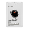 Moomin Alkoholiton Antibakteerinen Käsisuihke; valkoinen suihkepullo mattapinnalla, mustaa pörröistä Muumihahmokuvitusta punaisin silmin ja yksi sormi pystyssä; pullo suorakaiteen muotoinen tasasivuinen, valkoinen muovikorkki; mustaa groteskitekstiä etiketissä: MOOMIN Antibakteerinen Spray Alkoholiton 20 ml – 225 spray; ei ihmisiä tai rekvisiittaa; tausta valkoinen.