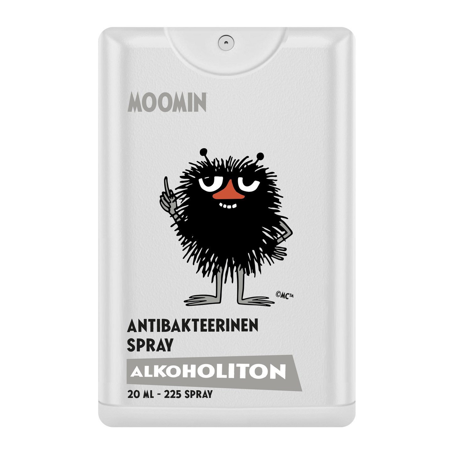 Moomin Alkoholiton Antibakteerinen Käsisuihke; valkoinen suihkepullo mattapinnalla, mustaa pörröistä Muumihahmokuvitusta punaisin silmin ja yksi sormi pystyssä; pullo suorakaiteen muotoinen tasasivuinen, valkoinen muovikorkki; mustaa groteskitekstiä etiketissä: MOOMIN Antibakteerinen Spray Alkoholiton 20 ml – 225 spray; ei ihmisiä tai rekvisiittaa; tausta valkoinen.