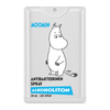 Moomin Alkoholiton Antibakteerinen Käsisuihke; valkoinen antibakteerinen suihkepullo hurmaavalla mustavalkoisella Muumihahmokuvituksella; suorakaiteen muotoinen valkoinen muovirunko mattapinnalla ja kirkas korkki; etiketissä teksti MOOMIN ANTIBAKTEERIEN SPRAY ALKOHOLITON 20 ML – 225 SPRAY lihavoiduin groteskikirjaimin, sinisin ja mustin aksentein; vaalea tausta, tuote kuvattu pystyssä, ei ihmisiä tai käsiä.