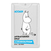 Moomin Alkoholiton Antibakteerinen Käsisuihke; valkoinen antibakteerinen suihkepullo hurmaavalla mustavalkoisella Muumihahmokuvituksella; suorakaiteen muotoinen valkoinen muovirunko mattapinnalla ja kirkas korkki; etiketissä teksti MOOMIN ANTIBAKTEERIEN SPRAY ALKOHOLITON 20 ML – 225 SPRAY lihavoiduin groteskikirjaimin, sinisin ja mustin aksentein; vaalea tausta, tuote kuvattu pystyssä, ei ihmisiä tai käsiä.