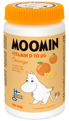 Moomin® D-vitamiini 10 µg Appelsiini; pullo Muumi D-vitamiini 10 µg -tabletteja appelsiinin makuisena, kuvassa iloinen Muumi-hahmo, tuoreita appelsiineja ja Suomen lippu; etiketissä maininta gluteenittomuudesta, laktoosittomuudesta ja maidottomuudesta; valkoinen muovipullo värikkäällä painetulla etiketillä, pyöristetty muoto ja mattapinta; selkeä groteskikirjasin tuotenimessä; ei ihmisiä tai käsiä, tasainen tausta, tuote suoraan edestä.