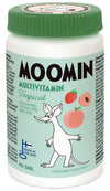 Moomin® Monivitamiini Tropical; pullo Muumi Monivitamiini Tropical -tabletteja, etiketissä sarjakuvahahmo, mansikka- ja persikkakuvia, vihreä korkki ja teksti gluteenittomuudesta, laktoosittomuudesta ja maidottomuudesta; valmistettu Suomessa trooppisin makuaromein lapsille; pakkaus kiiltävää muovia pyöristetyin reunoin ja painetulla lihavoidulla groteskietiketillä; ei ihmisiä tai käsiä, tasainen tausta, pelkkä tuotekuva.