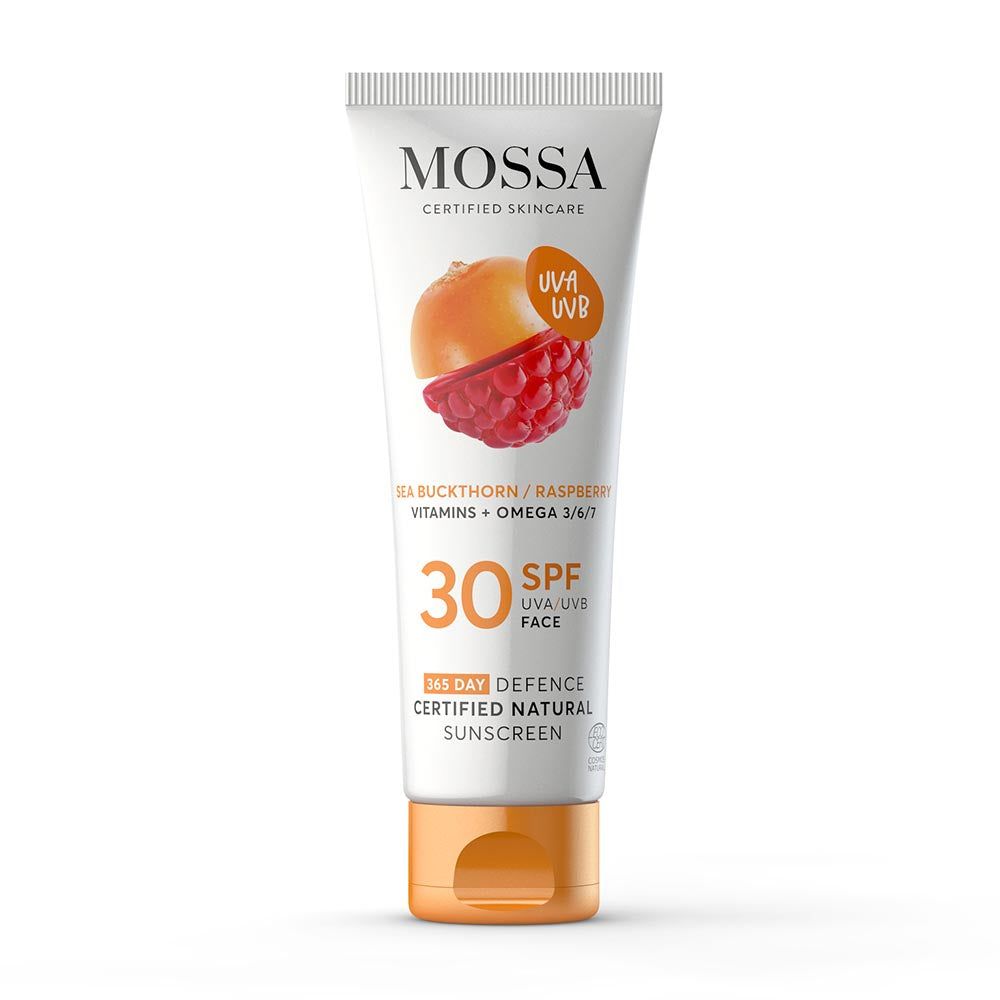 Mossa 365 Days Defence Aurinkovoide SPF 30, sertifioitu luonnonkosmetiikka tyrnellä ja vadelmalla, vitamiineja ja omega 3/6/7 -rasvahappoja, UVA/UVB-suoja; valkoinen, mattapintainen putkilo oranssilla korkilla, pystyssä; etusivulla mustaa ja oranssia groteskitekstiä sekä pyöreä hedelmäkuvitus lämpimin sävyin; ei ihmisiä; vaalea tausta, lähikuva tuotteesta.