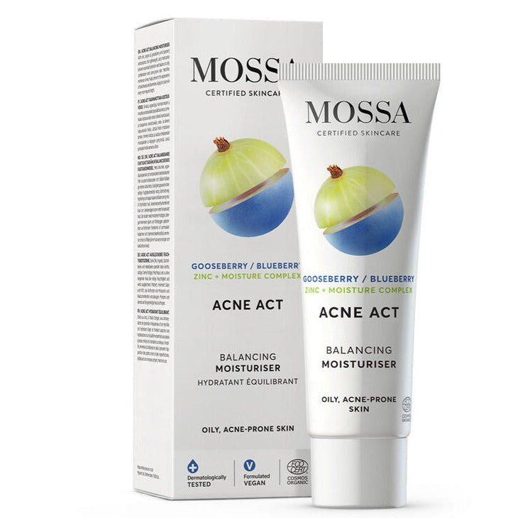 Mossa Acne Act Kosteusvoide; Mossa Acne Act Balancing Moisturiser -tuubi ja mukana tuleva laatikko pystyssä neutraalia taustaa vasten; molemmat valkoisia mattapinnalla; etusivulla realistinen karviaiskuva, yksinkertaista sans-serif-mustaa ja hopeanväristä tekstiä sekä pieniä kuvakkeita vegaanisuudesta, ympäristöystävällisyydestä ja dermatologisesta testauksesta; ei ihmisiä kuvassa.