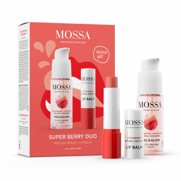 Mossa Berry Kiss Lahjasetti; ihonhoidon lahjasetti, jossa valko-pinkki seerumipullo ja valkoinen huulivoidetuubi vaaleanpunaisella korkilla, esillä suorakulmaisen laatikon kera; molemmissa astioissa sileä, kiiltävä pinta; laatikossa painettua brändäystä ja tuotekuvia groteskikirjasimella; tausta yhtenäisen valkoinen, ei ihmisiä tai muita esineitä näkyvissä.