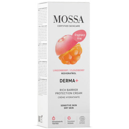 Mossa Derma+ Täyteläinen Suojavoide; valkoinen suorakulmainen Mossa Derma+ -täyteläisen suojavoiteen rasia mattapinnalla; etupuolella realistiset kuvat puolukasta ja lakasta; selkeä groteskikirjasin näyttää tuotenimen ja ominaisuudet, kuten ihotautilääkärin testaama, vegaaninen, tuoksuton, herkälle ja kuivalle iholle; ei näkyviä ihmisiä tai käsiä, tasainen tausta, hyvin valaistu suora kuva.