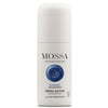 Mossa Fresh Active Deodorantti Roll-On; valkoinen sylinterin muotoinen MOSSA Fresh Active -deodoranttipullo mattapinnalla ja valkoisella korkilla; etiketissä realistinen mustikkakuva, mustaa groteskitekstiiä ja tietoa, kuten ”all-day protection” ja ”certified skincare”; tuote kuvattu vaalealla, tasaisella taustalla; ei ihmisiä tai käsiä; mustikan antioksidantteja sisältävä deodorantti.