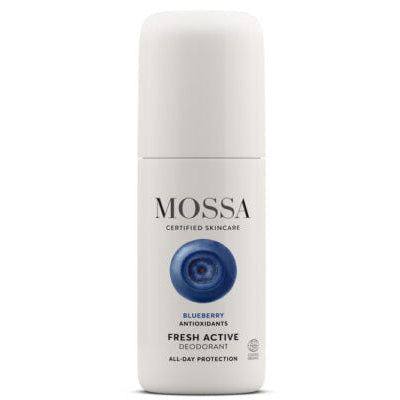 Mossa Fresh Active Deodorantti Roll-On; valkoinen sylinterin muotoinen MOSSA Fresh Active -deodoranttipullo mattapinnalla ja valkoisella korkilla; etiketissä realistinen mustikkakuva, mustaa groteskitekstiiä ja tietoa, kuten ”all-day protection” ja ”certified skincare”; tuote kuvattu vaalealla, tasaisella taustalla; ei ihmisiä tai käsiä; mustikan antioksidantteja sisältävä deodorantti.
